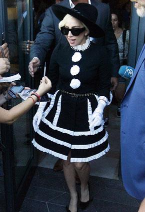 مرافق ليدي غاغا يعتدي على معجب ويطيحه أرضاً